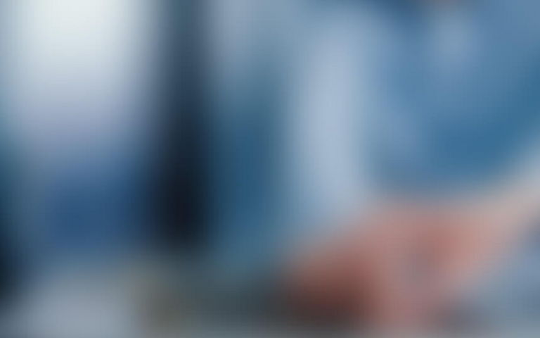 Hände, die eine Komponente einen PC einbauen